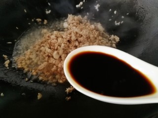 8、韭菜盒子,加一勺生抽增鲜文火翻炒均匀。