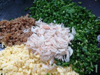 9、韭菜盒子,鸡蛋，肉末，切好的韭菜，加一小把虾皮拌匀。