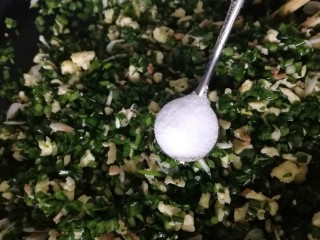 10、韭菜盒子,加一小勺盐增味。