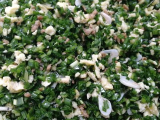 11、韭菜盒子,放过盐韭菜馅会稍微出水，上下翻拌均匀。