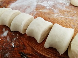 12、韭菜盒子,面团揉搓成长条面剂，切成等份。
