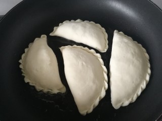 15、韭菜盒子,平底锅倒入适量油，油微热放入盒子，中小火烙2分钟。