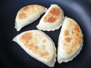 16、韭菜盒子,翻面再烙2分钟，烙至两面金黄。