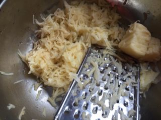 2、三文鱼牛油果土豆丝披萨,把土豆刨成细丝