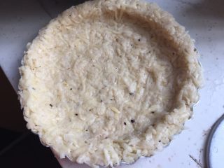 5、三文鱼牛油果土豆丝披萨,把土豆丝放入派盘里