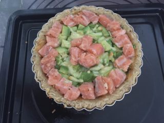 10、三文鱼牛油果土豆丝披萨,放入牛油果小丁、三文鱼小丁