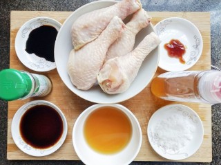 1、照烧鸡腿,首先，准备好材料，琵琶腿解冻。