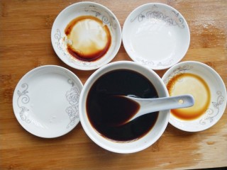 4、照烧鸡腿,在腌制的时间里，可以准备酱汁。将生抽、老抽、蚝油、白糖和蜂蜜混合成汁。加水约大半碗，搅拌均匀备用。