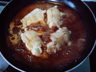 8、照烧鸡腿,等鸡肉煎黄，从鸡皮上缓缓淋上酱汁。开大火把酱汁煮沸。