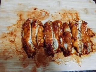 13、照烧鸡腿,切成自己喜欢的大小。