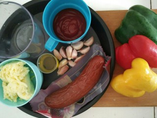 4、Pizza,趁着面包机工作的时间，准备其他材料，同样用厨房电子秤称好