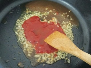 7、Pizza,加入番茄沙司和水