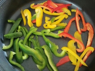 9、Pizza,洗净锅，刷少许油，放入三色椒稍微炒软备用