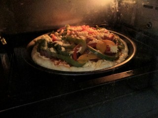 18、Pizza,烤箱预热210度，中层，上下火，烤15分钟