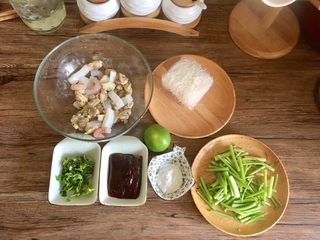 1、冬阴功海鲜粉丝汤,准备好材料