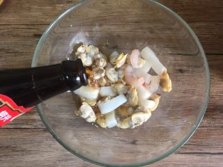 2、冬阴功海鲜粉丝汤,海鲜食材倒入黄酒 或者料酒腌制一下