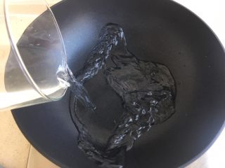 3、冬阴功海鲜粉丝汤,锅内倒水