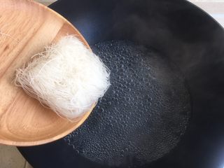 5、冬阴功海鲜粉丝汤,放入粉丝