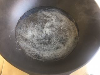 6、冬阴功海鲜粉丝汤,自然软化后