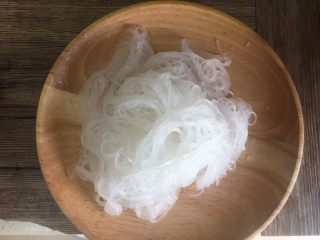 7、冬阴功海鲜粉丝汤,捞出