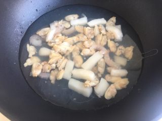 8、冬阴功海鲜粉丝汤,把海鲜放入锅内焯水煮熟 