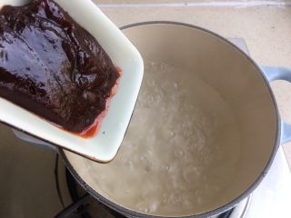 12、冬阴功海鲜粉丝汤,倒入泰式冬阴功酱