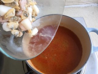 14、冬阴功海鲜粉丝汤,放入海鲜