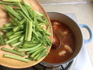 15、冬阴功海鲜粉丝汤,芹菜