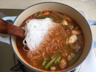 16、冬阴功海鲜粉丝汤,粉丝 然后最后放椰浆粉 如果不喜欢也可以不放