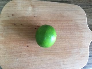 17、冬阴功海鲜粉丝汤,柠檬洗净