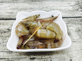 4、奶香浓郁 味道独特 简单易学 白汁海鲜意面,鲜虾洗净，从鲜虾的第二节挑出虾线。