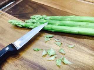 8、奶香浓郁 味道独特 简单易学 白汁海鲜意面,芦笋刮去鳞片