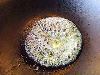 14、奶香浓郁 味道独特 简单易学 白汁海鲜意面,起锅，开中小火，锅温热，放入黄油。