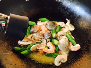 17、奶香浓郁 味道独特 简单易学 白汁海鲜意面,撒上少许黑胡椒碎