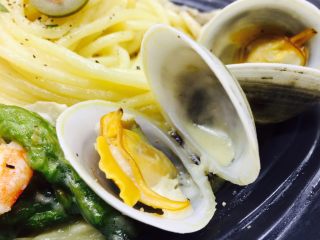 26、奶香浓郁 味道独特 简单易学 白汁海鲜意面,蘸满白汁的青蛤诱人吧？