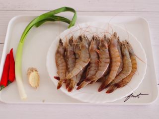 1、补钙又抗衰老的辣爆海虾,首先备齐所有的食材。