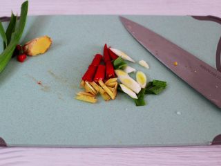 4、补钙又抗衰老的辣爆海虾,蒜末和姜切片，小米辣切丁。