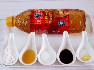 5、补钙又抗衰老的辣爆海虾,这个时候准备爆虾的调料汁。