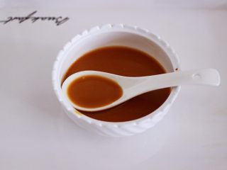 6、补钙又抗衰老的辣爆海虾,把生抽和白糖，料酒和淀粉、适量的盐和鸡精加入少许清水搅拌均匀备用。