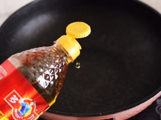 7、补钙又抗衰老的辣爆海虾,锅烧热后倒入多力花生油。