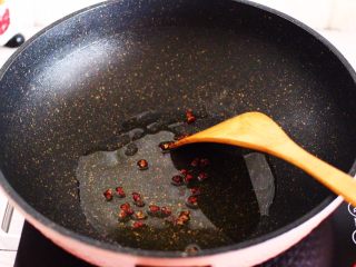 8、补钙又抗衰老的辣爆海虾,加入花椒小火慢慢煸炒出香味。