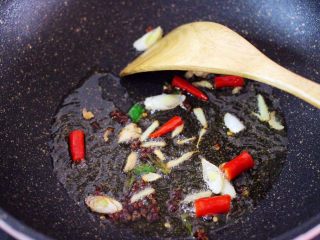 9、补钙又抗衰老的辣爆海虾,这个时候放入蒜末和姜片，小米辣大火爆香。