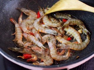 10、补钙又抗衰老的辣爆海虾,放入提前洗净后沥干水分的海虾。