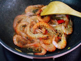 11、补钙又抗衰老的辣爆海虾,大火继续翻炒至变色的时候。