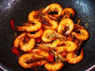 13、补钙又抗衰老的辣爆海虾,大火翻炒至汤汁浓稠时，即可关火。