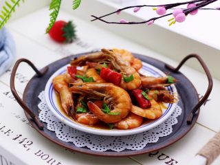 14、补钙又抗衰老的辣爆海虾,鲜美无比又爽辣可口的爆海虾就出锅咯。