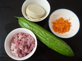 1、苦瓜饺子,苦瓜、五花肉碎、红萝卜、饺子皮