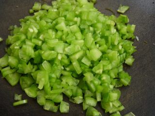 3、苦瓜饺子,再切碎小块