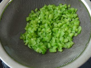 4、苦瓜饺子,焯好后用凉水冲透待用