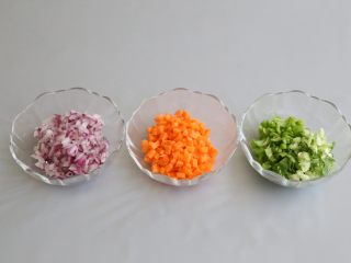 3、日式蛋包饭,洋葱、胡萝卜、白菜、青椒切丁。